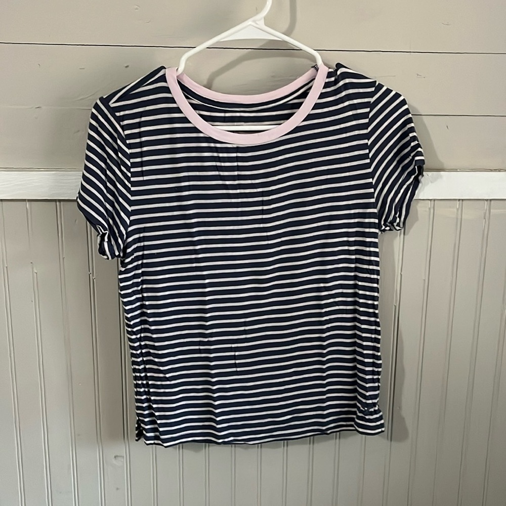 American eagle top‎